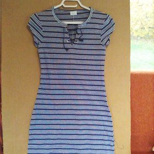 Robe bleue aux genoux